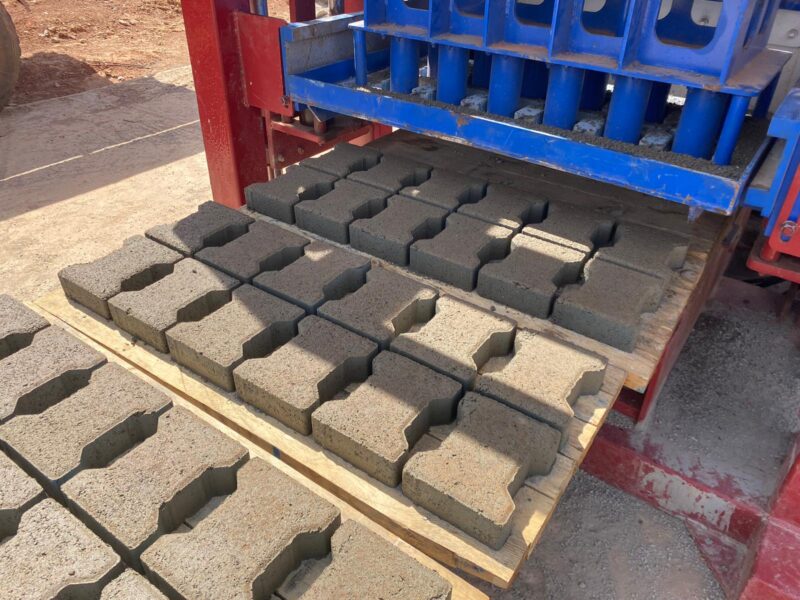 Machine de agglos, parpaing semi-automatique OTT5.1SA