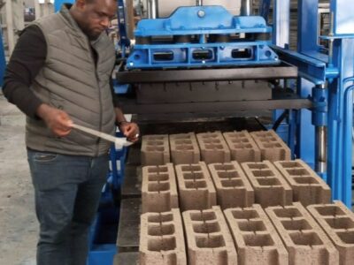 Machine a parpaing, pavé semi-automatique OTT4.1SA