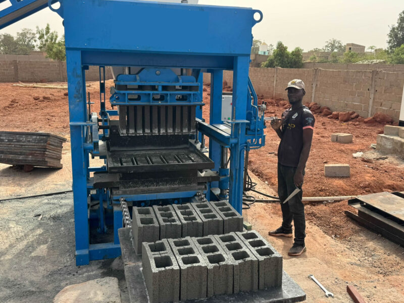 Machine a parpaing, pavé semi-automatique OTT4.1SA